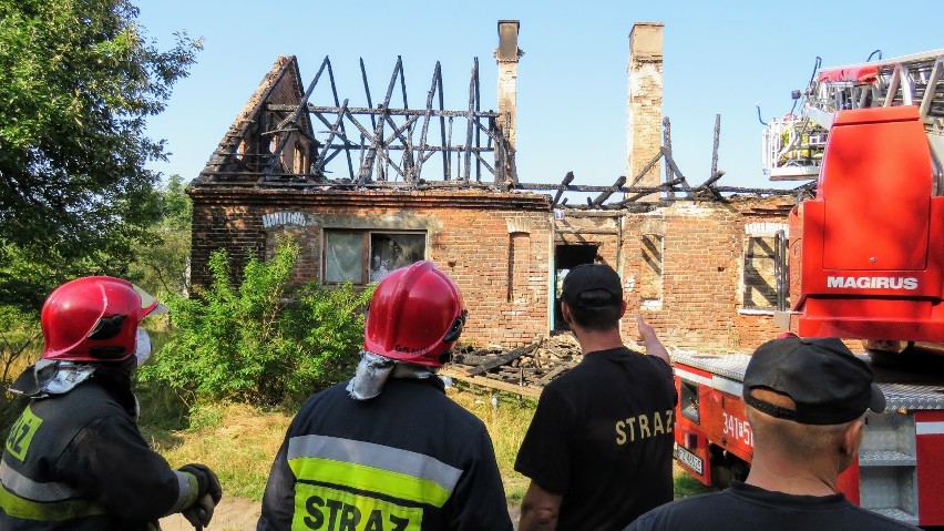 Pożar domu w Przybymierzu. Zdjęcia z akcji gaśniczej strażaków 