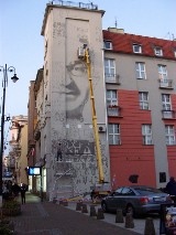 Rejewski wychodzi ze ściany. Zobacz, jak powstaje mural na Gdańskiej 10