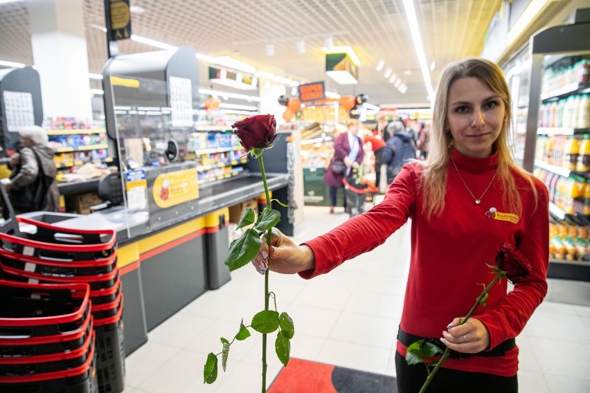 Białystok. Otwarcie Biedronki w Alfa Centrum. Jest ekskluzywna i wyróżnia się na tle pozostałych sklepów popularnej sieci [ZDJĘCIA]