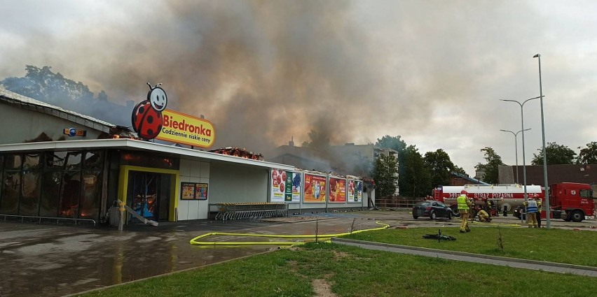 Blisko 70 strażaków gasi pożar marketu przy ulicy Wolności w...