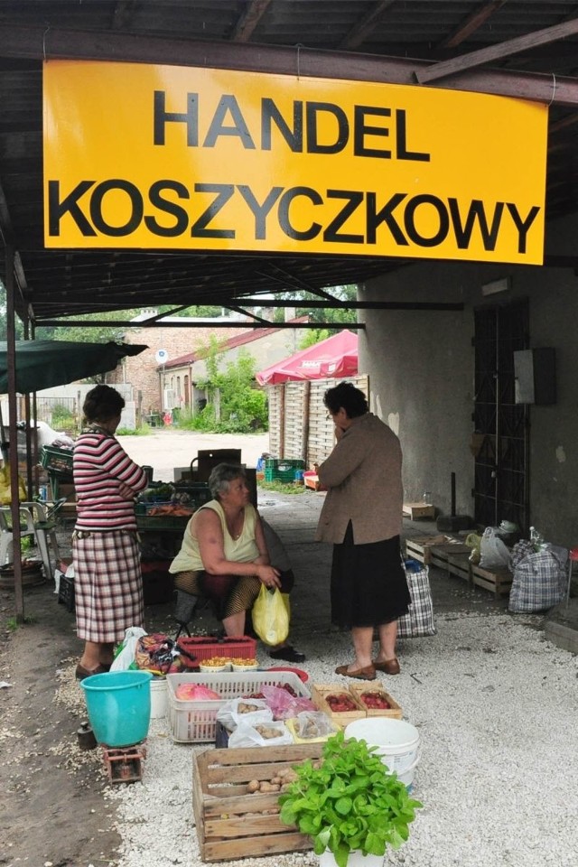 Na miejscu, gdzie jest wyznaczony handel koszyczkowy stoi zaledwie garstka osób. - a miejsca jest sporo to po chodnikach stoją - mówią handlujący.