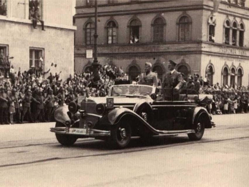 Tłum jest rozentuzjazmowany. Hitler przyjeżdża 4-tonowym...