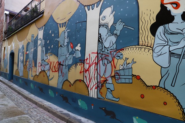 Zniszczony mural przy ulicy Ciasnej