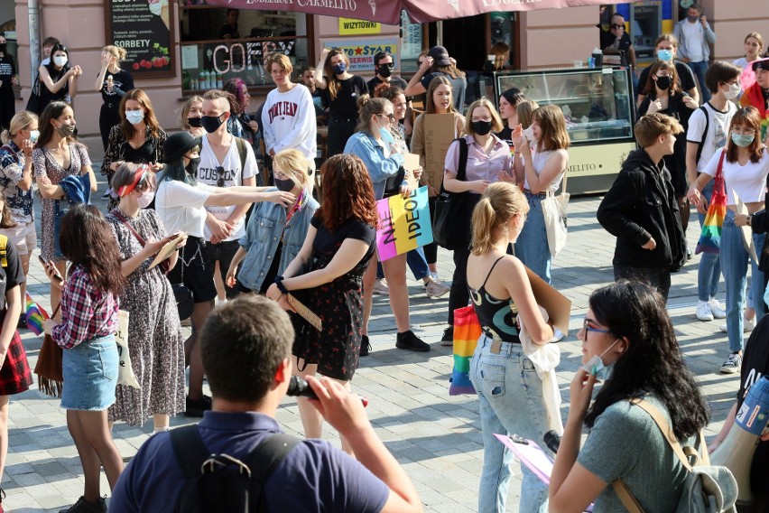 Nie jestem „ideologią”, jestem człowiekiem. Protest LGBT+ pod lubelskim ratuszem. Zobacz zdjęcia