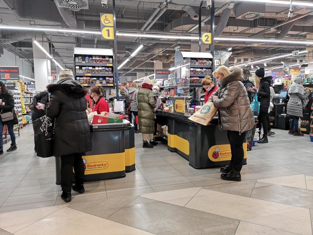 Sklepy przygotowały specjalne promocje na Wielkanoc. Taniej kupimy przede wszystkim jajka, twaróg i kiełbasę. Supermarkety i hipermarkety obniżyły też ceny warzyw, mięsa, produktów przydatnych do wypieków, a także słodkości. Wiele z nich kupicie ze sporym rabatem. Obniżki towaru sięgają nawet 60 proc. Zobaczcie, gdzie czekają największe upusty. Nie musicie przeglądać wszystkich gazetek promocyjnych - zrobiliśmy to za Was i wybraliśmy najciekawsze oferty z takich sklepów jak Biedronka, Lidl, Auchan, Kaufland, Netto czy POLOmarket. Zakupy na Wielkanoc wcale nie muszą być bardzo drogie.