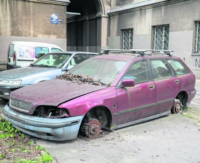 Zdewastowane volvo już od czterech lat straszy na os. Szkolnym