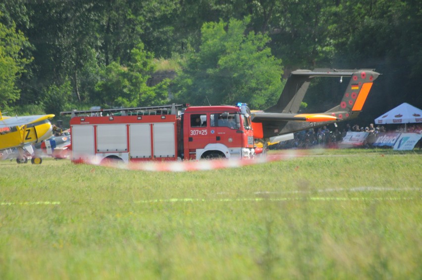 Awaryjne lądowanie szybowca w czasie Małopolskiego Pikniku Lotniczego, pokazy były wstrzymane