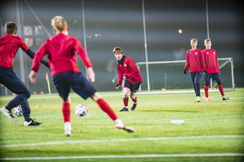 Piłkarze Wisły Kraków U-15 podczas treningu na boisku AWF...