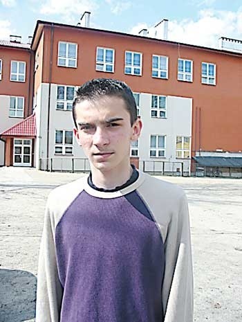 Szymon Chodkowski przed swoją szkołą