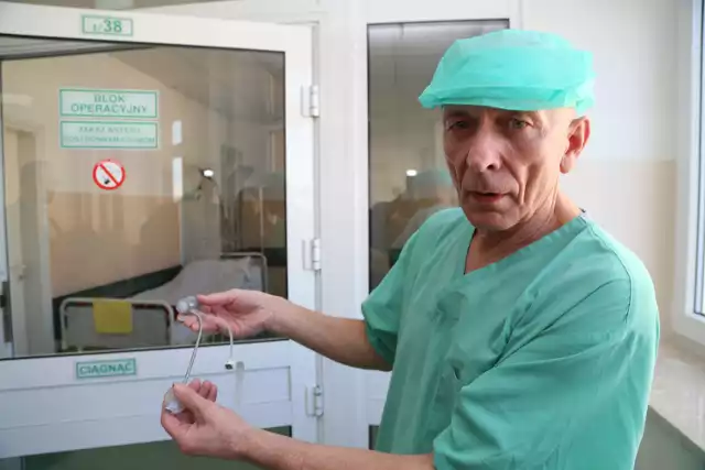 Dr Lech Gałek, specjalista urolog ze szpitala MSW w Białymstoku,  pokazuje, jak wygląda wszczepiany pacjentom zwieracz