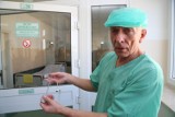 Szpital MSW. Lekarze wszczepiają mężczyznom specjalne sztuczne zwieracze
