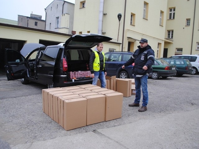 Mogileńscy dzielnicowi znaleźli w samochodzie 39-letniego mieszkańca Włocławka 10 tys. paczek papierosów bez polskich znaków akcyzy