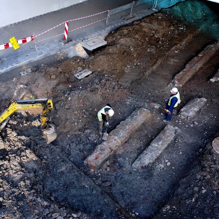 Kraków. Prace na Dekerta nadal ograniczone, ale archeolodzy już kończą