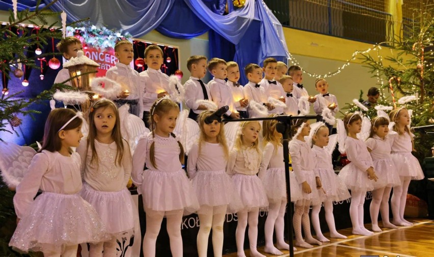 Ten świąteczny, charytatywny koncert w Wierzbicy był wyjątkowy. Zobacz zdjęcia