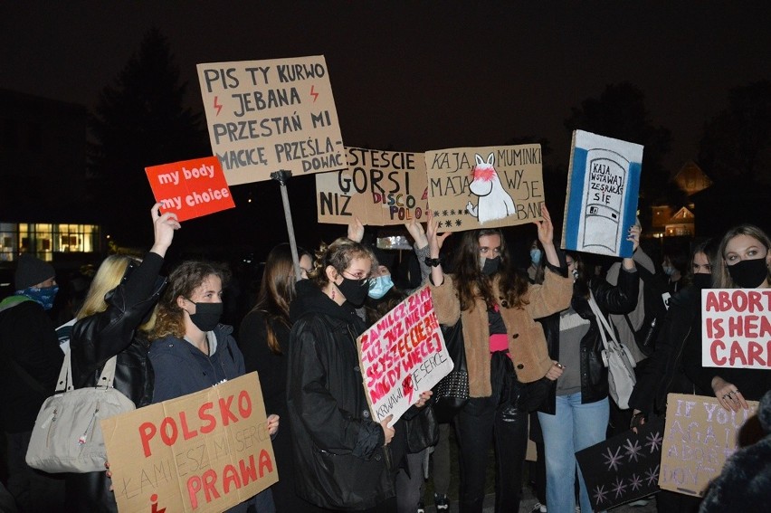 Protest przeciw zaostrzeniu przepisów aborcyjnych w Stalowej Woli. Tłumy dziewczyn, chłopaków, kobiet i mężczyzn [ZDJĘCIA]