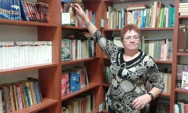 Maria Bernacka podczas pracy w bibliotece w Krobi