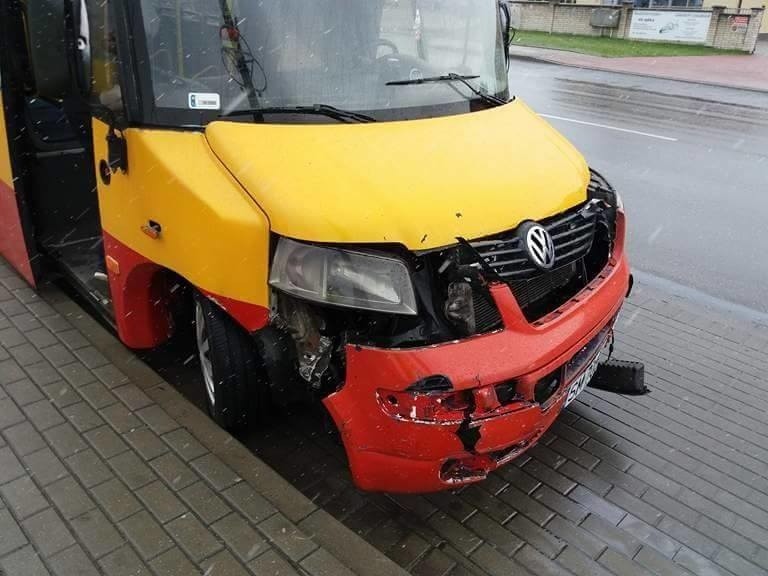 Olkusz. Miejski autobus zderzył się z autem