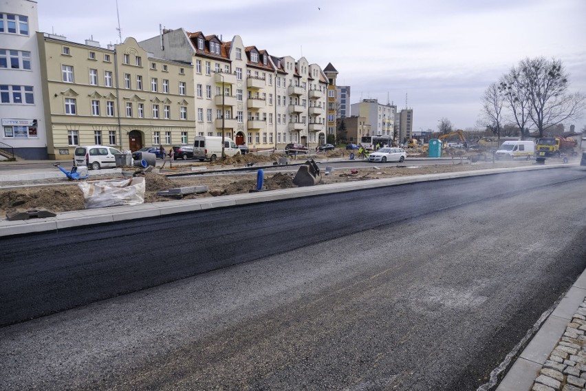 Toruń. Na nowym odcinku Al. 700-lecia wylano pierwszą warstwę asfaltu