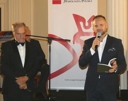 Poeta nagrodę odebrał z rąk Jana Rychnera - prezesa Klubu...