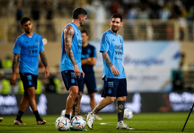 Kapitan reprezentacji Argentyny, Lionel Messi wraz z kolegami z „Albiceleste” celebruje zwycięstwa przy tradycyjnym narodowym asado, czyli grillu mięsa i kiełbasy