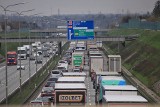 Wypadek na zachodniej obwodnicy Poznania. Auto uderzyło w barierki. Uwaga! Są utrudniena