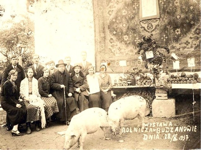 Wystawa rolnicza w Budzanowie, 28 października 1937 r. Od lewej siedzą: Kazimiera Drabik, Maria Szozda z Zazamcza, Genowefa Ziemska, ks. Szczepan Ufryjewicz, instruktor Cieplejewski z Trembowli, Józef Felicka, Waleria Ziemska. Od lewej stoją: Michał Mielniczek, Stanisław Łomacz, Jasio Mokrzycki, Gabriel Ziemski, Józef Kot.