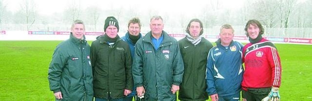 Bydgoscy trenerzy ze sztabem szkoleniowym Bayeru. Drugi z lewej Jupp Heynckes, trzeci od lewej Rudiger Vollborn (trener bamkarzy). Pierwszy z prawej Tomasz Bobel, obok Peter Hermann.