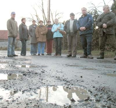 Za wsią i przed nią jest asfalt, natomiast w samej miejscowości droga gruntowa z dziurami. W zimie robi się tam bagnisko, a w lecie powstają tumany kurzu. 