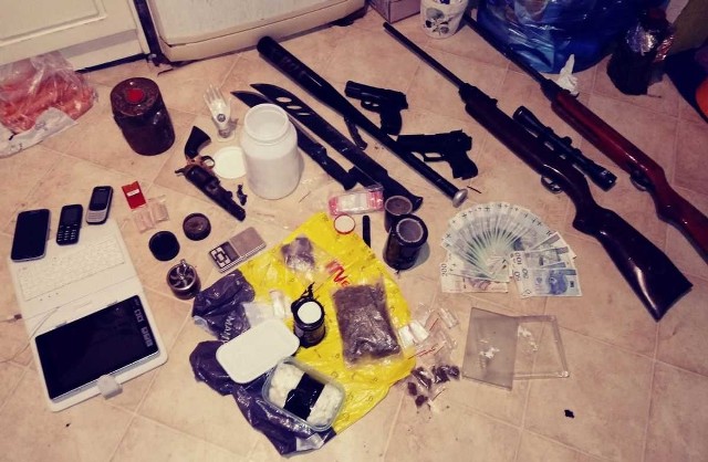 W osielsku oprócz narkotyków znaleziono także maczety i broń czarnoprochową.