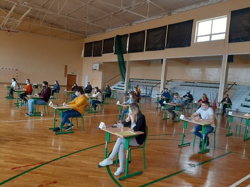 Próbna matura 2021 z matematyki. Uczniowie liceum w Małogoszczu pisali egzamin w hali sportowej [ZDJĘCIA]