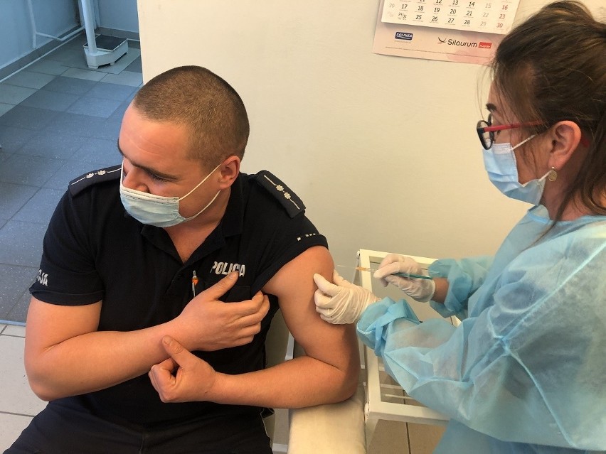 Trwa akcja szczepienia policjantów z KPP w Nakle