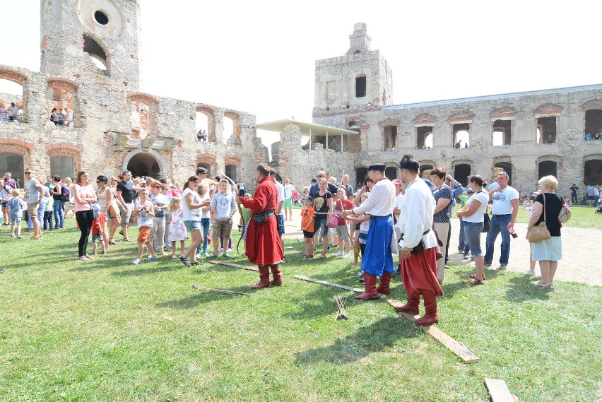 Najazd turystów na ruiny zamku Krzyżtopór