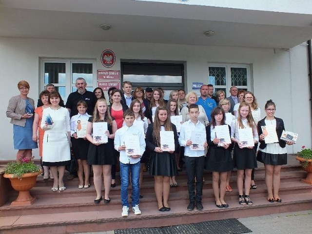 Grupa najlepszych absolwentów z gminy Mirzec, nauczycieli z pasją, dyrektorów szkół i dumnych rodziców po wręczeniu dorocznych nagród.