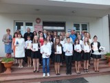 Wyróżniono najlepszych absolwentów szkół podstawowych i gimnazjum w gminie Mirzec