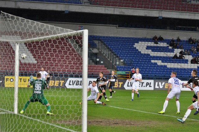 Arkadiusz Najemski (nr 25) w tym sezonie zdobył już trzy gole dla Wigier.