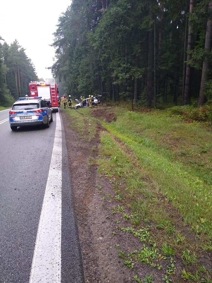 Wypadek na DK 8 koło Katrynki. Samochód wypadł z drogi i...