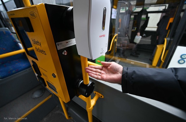 BKM Białystok. Automatyczne dezynfektory są montowane w autobusach komunikacji miejskiej