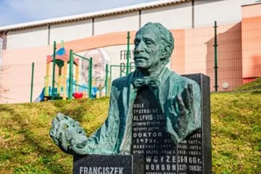 Rzeźba znajduje się przy szkole, której Franciszek Pieczka...