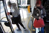 Zabrał torebkę z autobusu z 14 tys. zł. Bezdomny mężczyzna za część pieniędzy wynajął pokój w hotelu