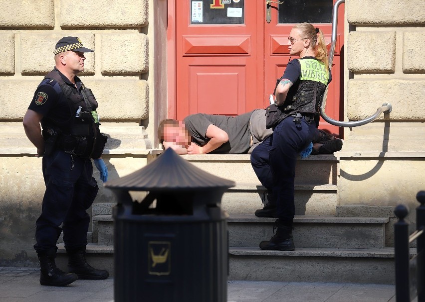 Piątek na Piotrkowskiej. Prawie nikt już nie myśli o pandemii ZDJĘCIA