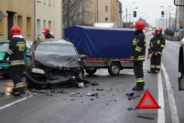 Zderzyły się opel i BMW.