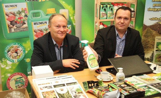 Od lewej Dariusz Wojtczak oraz Jacek Maczuga z firmy EkoDarPol prezentowali nawozy ekologiczne. - Z roku na rok rośnie zainteresowanie klientów. Sprzedaż zwiększa się o około 20 procent - mówią.