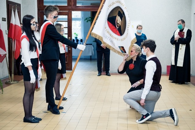 Uroczyste wprowadzenie nowego sztandaru do III LO w Chorzowie.Zobacz kolejne zdjęcia/plansze. Przesuwaj zdjęcia w prawo - naciśnij strzałkę lub przycisk NASTĘPNE