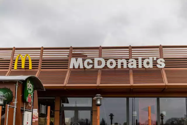 McDonald's posiada dwa rodzaje restauracji. Jedne są franczyzą, a inne są własnością amerykańskiego właściciela McDonald's Corporation. Jednej od drugiej nie jesteśmy w stanie odróżnić wchodząc do poszczególnych lokali. Są takie same.