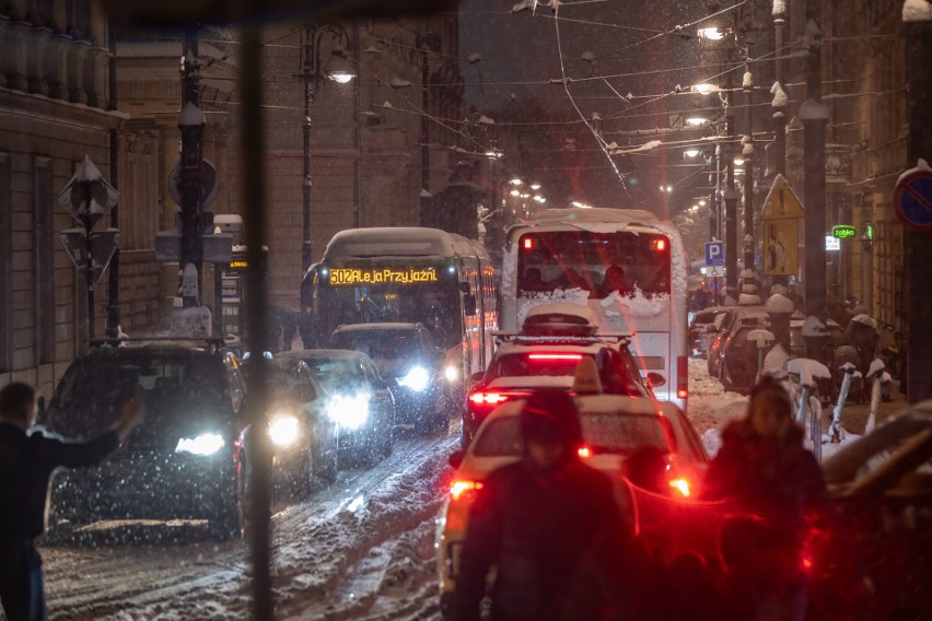 Bardzo intensywne opady śniegu w Krakowie. Miasto zasypane, paraliż komunikacji miejskiej! IMGW wydało ostrzeżenie