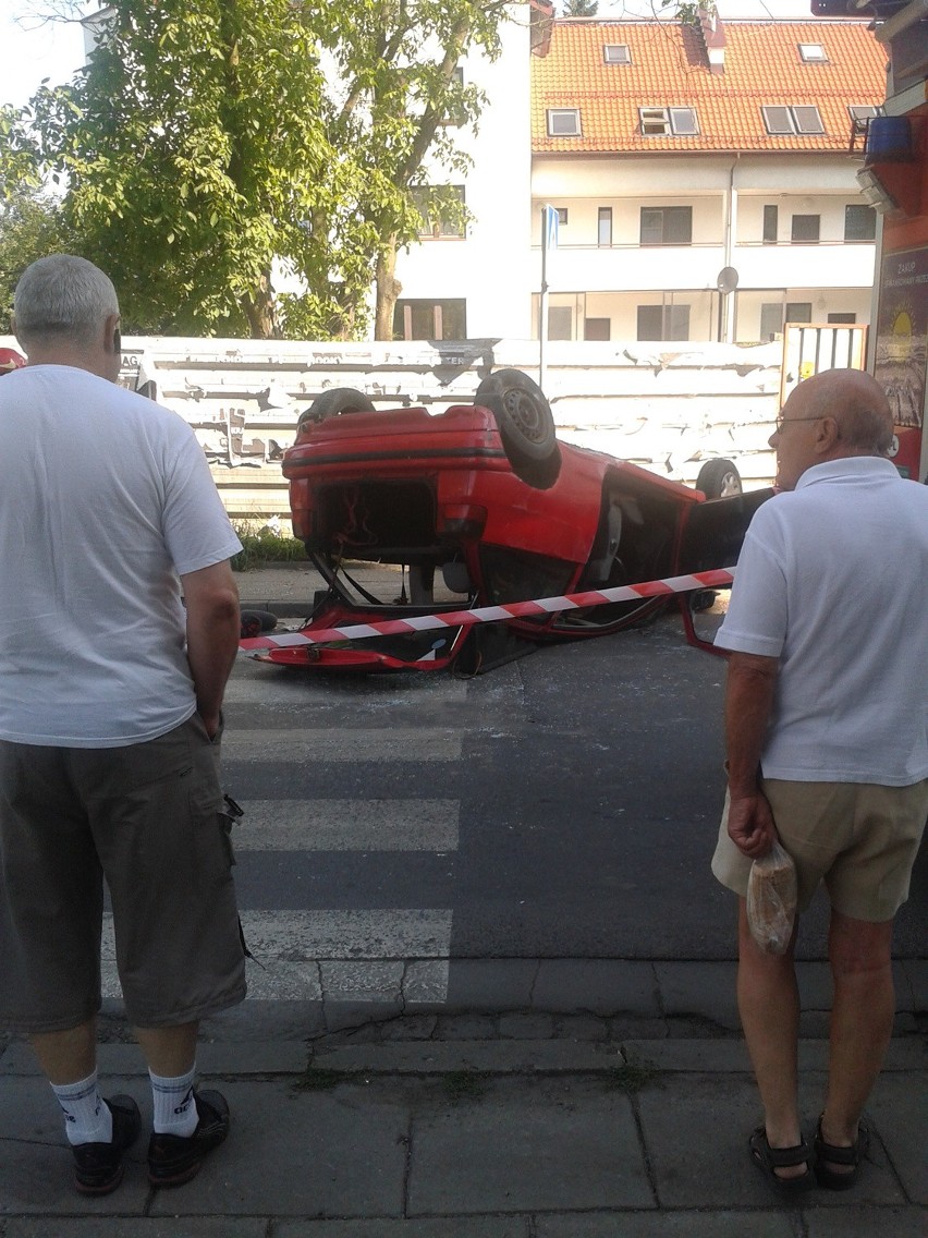 Wypadek przy ul. Szwedzkiej. Dwie osoby w szpitalu