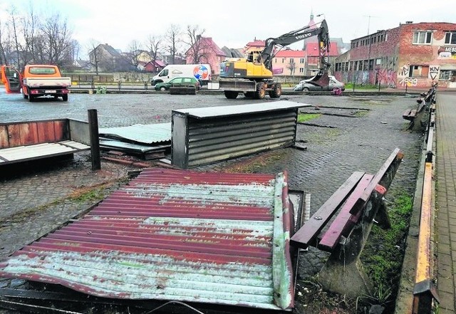 Pierwsze prace przy przebudowie targowiska w Darłowie polegają m.in. na rozebraniu dawnego ogrodzenia