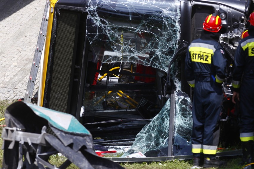 Wypadek autobusu w Warszawie. Seria wpisów prezydenta Andrzeja Dudy, głos zabierają także inni kandydaci w wyborach