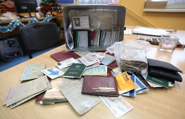 W ubiegłym roku w śmieciach znaleziono „tylko” 40 dokumentów (m.in. dowody i paszporty) oraz kart kredytowych
