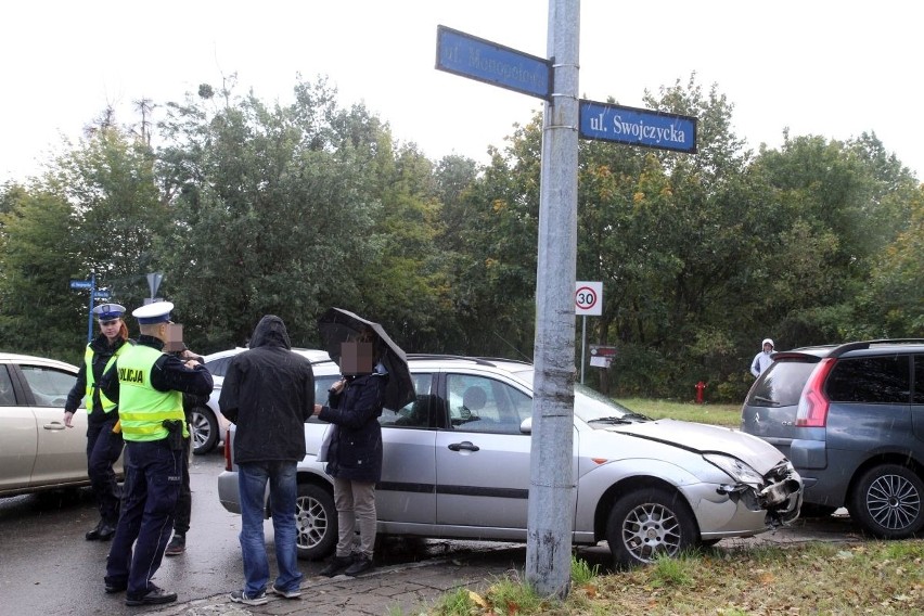 Wypadek na Swojczycach. Zderzenie citroena z fordem [ZDJĘCIA]